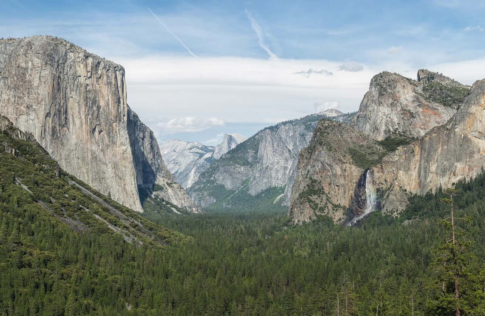 Tunnel View across Yosemite Valley, with El Capitan on the left and Half Dome in the distance